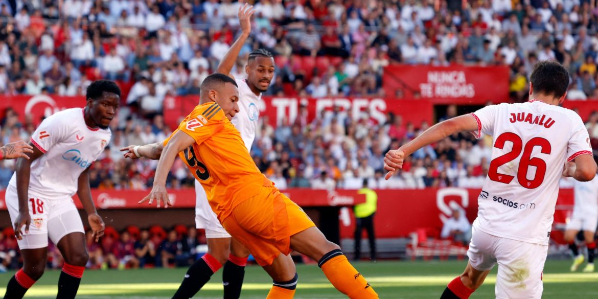 Everton choose priority signing with formal January approach to sign £17m ace