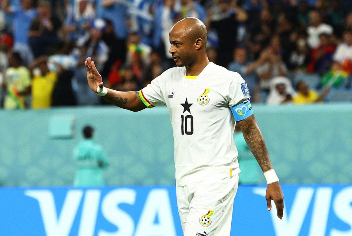 Everton: Forest set to win Ayew race